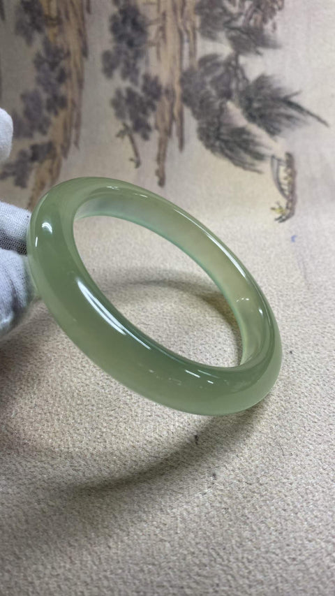 Gelang giok Xiuyan hijau es yang indah, diameter dalam: 60,2 mm, lebar tepi: 11,5 mm. Semua batu terbentuk secara alami. Harga sudah termasuk ongkos kirim dan pajak.