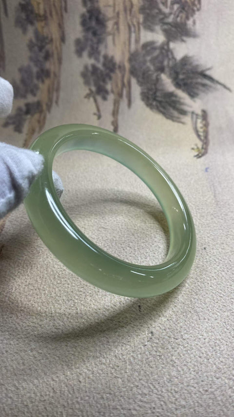 Gelang giok Xiuyan hijau es yang indah, diameter dalam: 60,2 mm, lebar tepi: 11,5 mm. Semua batu terbentuk secara alami. Harga sudah termasuk ongkos kirim dan pajak.