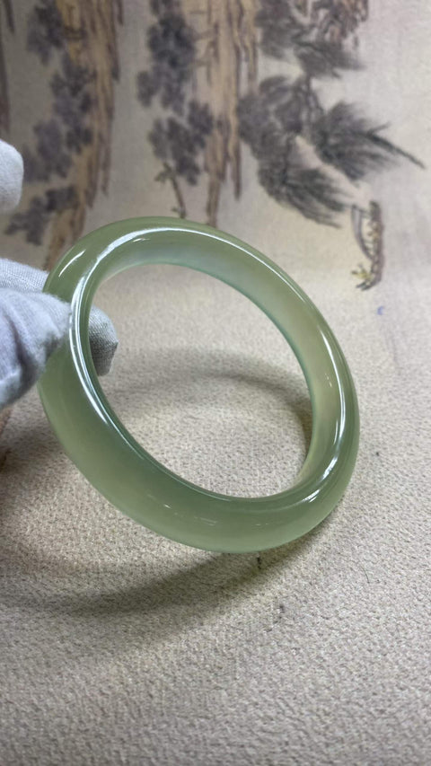 Gelang giok Xiuyan hijau es yang indah, diameter dalam: 60,2 mm, lebar tepi: 11,5 mm. Semua batu terbentuk secara alami. Harga sudah termasuk ongkos kirim dan pajak.