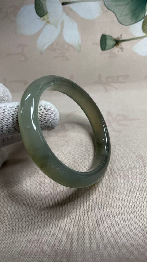 Gelang lukisan tinta giok Xiuyan yang indah, dengan warna seperti tinta dan efek gradien. Diameter dalam: 59mm, lebar tepi: 11mm. Semua batu terbentuk secara alami. Termasuk ongkos kirim dan pajak.
