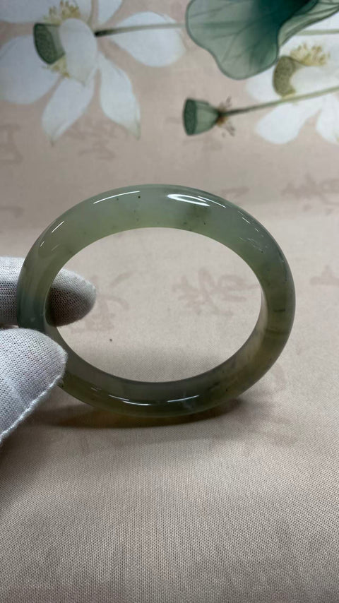 Gelang lukisan tinta giok Xiuyan yang indah, dengan warna seperti tinta dan efek gradien. Diameter dalam: 59mm, lebar tepi: 11mm. Semua batu terbentuk secara alami. Termasuk ongkos kirim dan pajak.