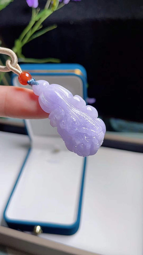 Kubis giok alami, melambangkan kekayaan berlimpah, terbuat dari material tambang lama, lembut dan hangat saat disentuh, dengan nuansa ungu yang indah, ukiran yang sangat indah, dimensi 4,2 x 2,1 cm, termasuk ongkos kirim dan pajak.