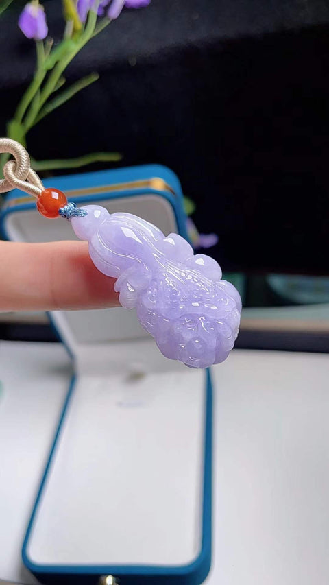 Kubis giok alami, melambangkan kekayaan berlimpah, terbuat dari material tambang lama, lembut dan hangat saat disentuh, dengan nuansa ungu yang indah, ukiran yang sangat indah, dimensi 4,2 x 2,1 cm, termasuk ongkos kirim dan pajak.