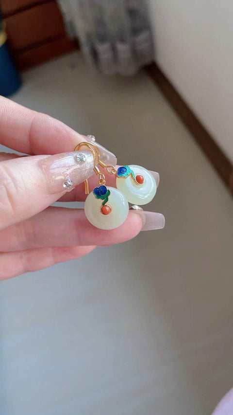 Anting-anting giok Hetian alami, terbuat dari giok es tambang tua, tembus pandang yang sangat baik, bersih dan jernih, dipasang pada perak 925, indah dan bergaya, termasuk ongkos kirim dan pajak. Nomor barang: 202512191324