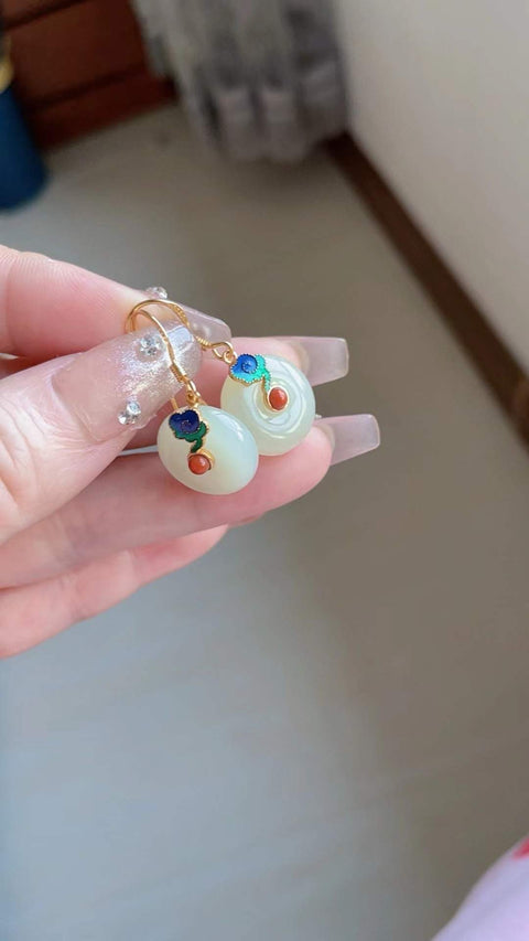 Anting-anting giok Hetian alami, terbuat dari giok es tambang tua, tembus pandang yang sangat baik, bersih dan jernih, dipasang pada perak 925, indah dan bergaya, termasuk ongkos kirim dan pajak. Nomor barang: 202512191324