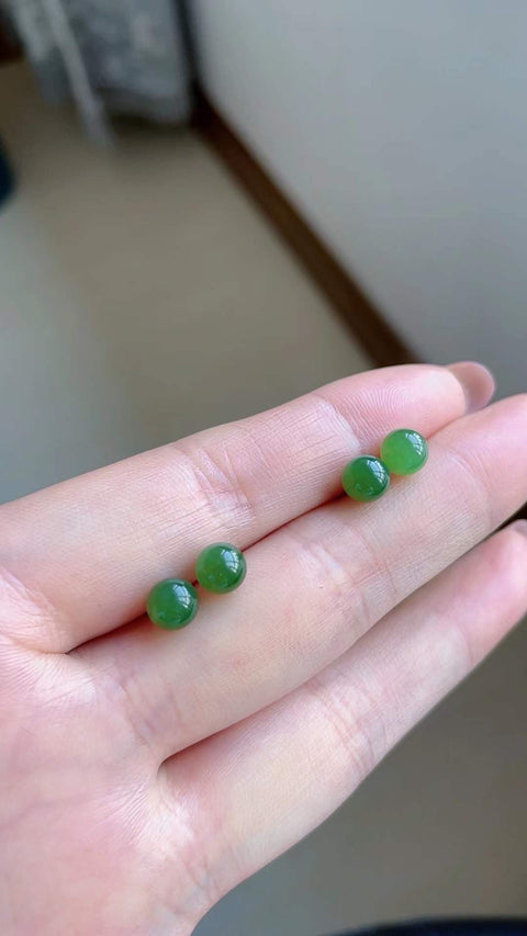 Anting-anting kancing giok nefrit alami, terbuat dari material tambang lama, dengan tekstur halus dan hangat, serta warna hijau yang cerah. Dipasang pada perak 925, desain kecil dan indah, 0,6 x 0,6 cm. Termasuk ongkos kirim dan pajak.