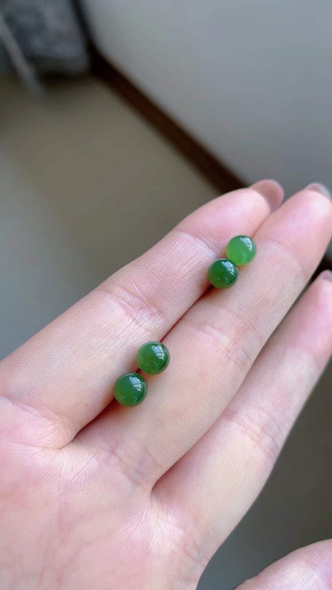 Anting-anting kancing giok nefrit alami, terbuat dari material tambang lama, dengan tekstur halus dan hangat, serta warna hijau yang cerah. Dipasang pada perak 925, desain kecil dan indah, 0,6 x 0,6 cm. Termasuk ongkos kirim dan pajak.