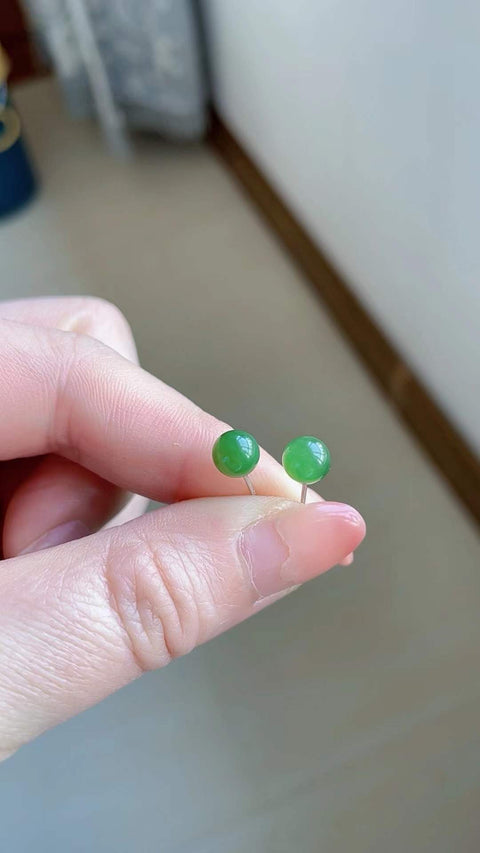 Anting-anting kancing giok nefrit alami, terbuat dari material tambang lama, dengan tekstur halus dan hangat, serta warna hijau yang cerah. Dipasang pada perak 925, desain kecil dan indah, 0,6 x 0,6 cm. Termasuk ongkos kirim dan pajak.