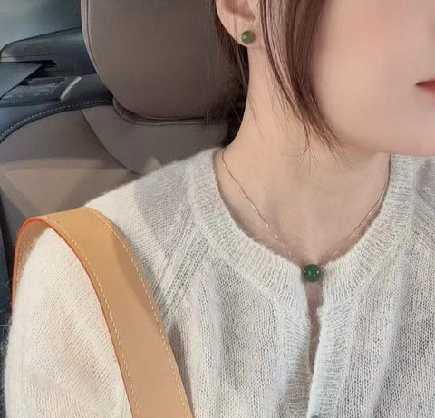 Anting-anting kancing giok nefrit alami, terbuat dari material tambang lama, dengan tekstur halus dan hangat, serta warna hijau yang cerah. Dipasang pada perak 925, desain kecil dan indah, 0,6 x 0,6 cm. Termasuk ongkos kirim dan pajak.