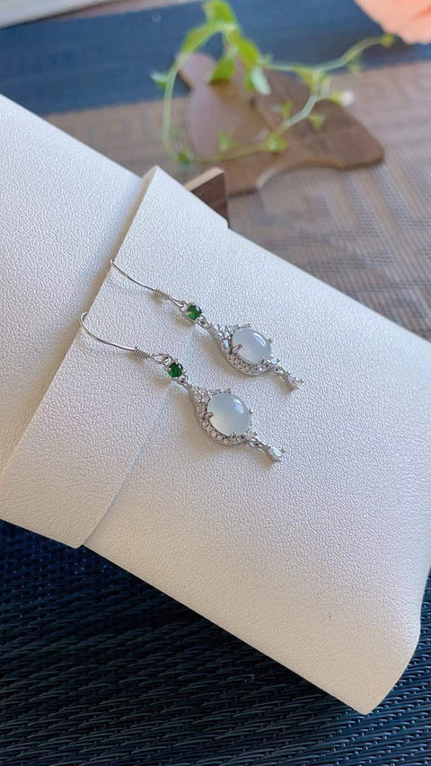 Anting-anting giok alami, dari tambang kuno, dengan tekstur halus dan hangat, sedingin dan tembus pandang, indah dan bergaya, dengan rona ungu muda, dipasang pada perak 925, ukuran 9 x 7, termasuk ongkos kirim dan pajak.