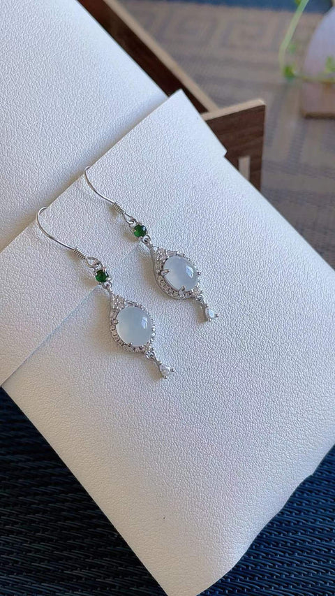 Anting-anting giok alami, dari tambang kuno, dengan tekstur halus dan hangat, sedingin dan tembus pandang, indah dan bergaya, dengan rona ungu muda, dipasang pada perak 925, ukuran 9 x 7, termasuk ongkos kirim dan pajak.