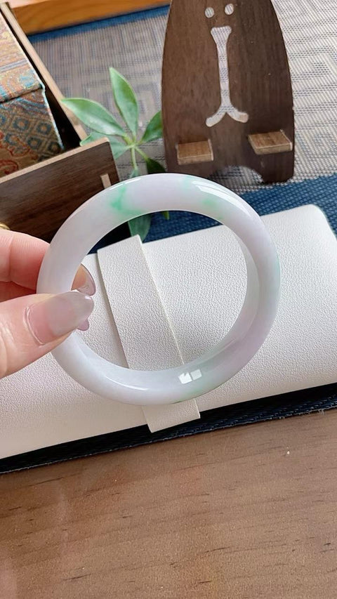 Gelang giok alami, material tambang lama, diameter dalam 58mm. Semua batu terbentuk secara alami. Harga sudah termasuk ongkos kirim dan pajak.