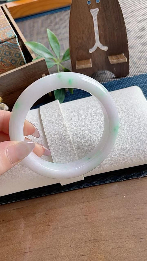 Gelang giok alami, material tambang lama, diameter dalam 58mm. Semua batu terbentuk secara alami. Harga sudah termasuk ongkos kirim dan pajak.