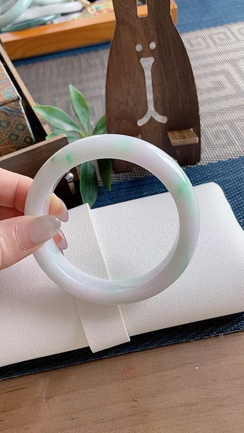 Gelang giok alami, material tambang lama, diameter dalam 58mm. Semua batu terbentuk secara alami. Harga sudah termasuk ongkos kirim dan pajak.