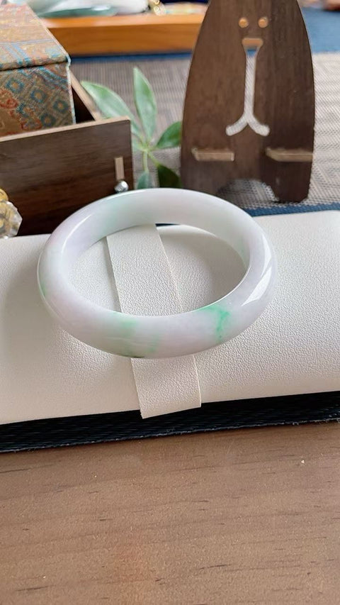 Gelang giok alami, material tambang lama, diameter dalam 58mm. Semua batu terbentuk secara alami. Harga sudah termasuk ongkos kirim dan pajak.
