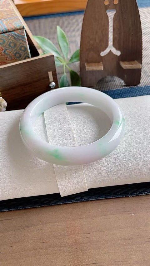 Gelang giok alami, material tambang lama, diameter dalam 58mm. Semua batu terbentuk secara alami. Harga sudah termasuk ongkos kirim dan pajak.
