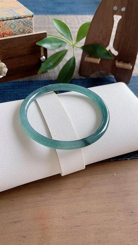 Gelang giok alami, material tambang lama, tembus pandang luar biasa, tampak memukau di pergelangan tangan, jernih dan cerah, nilai ekonomis sangat tinggi, diameter dalam 60mm, ketebalan 6mm, semua batu alam, termasuk ongkos kirim dan pajak.