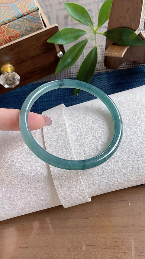 Gelang giok alami, material tambang lama, tembus pandang luar biasa, tampak memukau di pergelangan tangan, jernih dan cerah, nilai ekonomis sangat tinggi, diameter dalam 60mm, ketebalan 6mm, semua batu alam, termasuk ongkos kirim dan pajak.