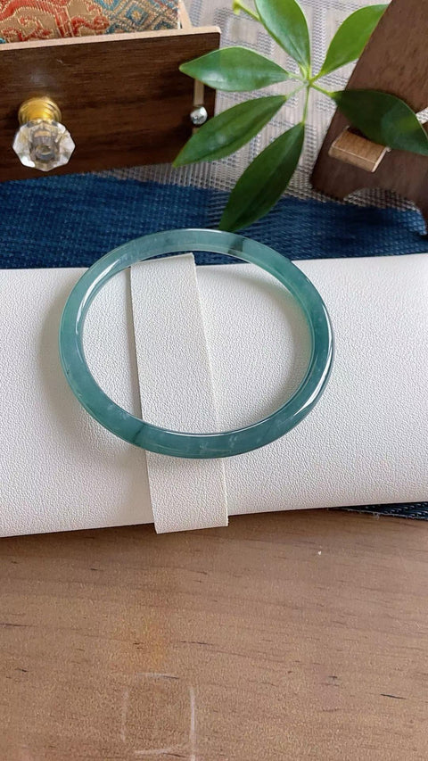 Gelang giok alami, material tambang lama, tembus pandang luar biasa, tampak memukau di pergelangan tangan, jernih dan cerah, nilai ekonomis sangat tinggi, diameter dalam 60mm, ketebalan 6mm, semua batu alam, termasuk ongkos kirim dan pajak.