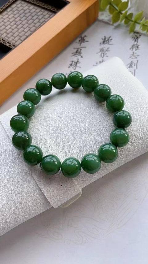 Gelang giok nefrit alami, terbuat dari material tambang lama, dengan tekstur halus dan hangat, transparansi yang sangat baik, dan bintik-bintik hitam kecil. Rasio harga-kualitas yang sangat tinggi. Ukuran 1,1 m. Termasuk ongkos kirim dan pajak.