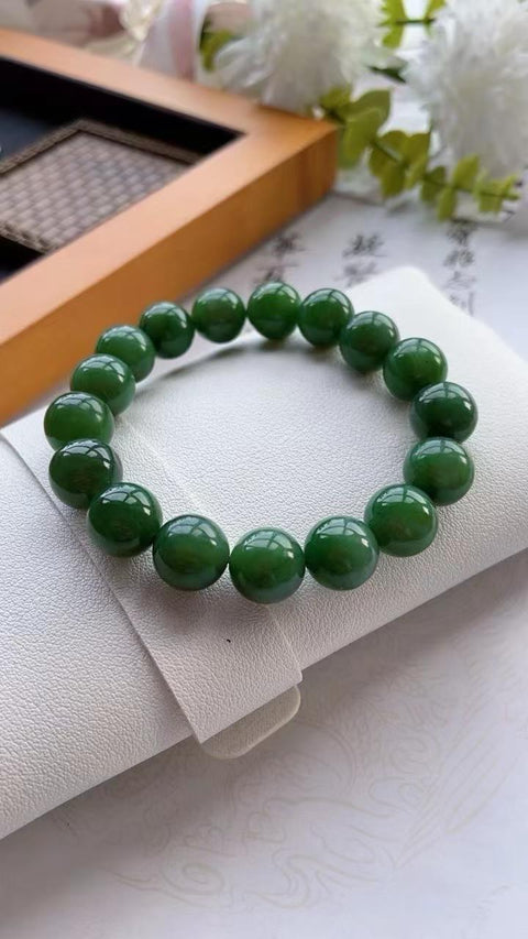 Gelang giok nefrit alami, terbuat dari material tambang lama, dengan tekstur halus dan hangat, transparansi yang sangat baik, dan bintik-bintik hitam kecil. Rasio harga-kualitas yang sangat tinggi. Ukuran 1,1 m. Termasuk ongkos kirim dan pajak.
