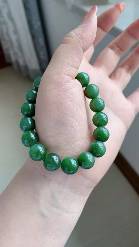Gelang giok nefrit alami, terbuat dari material tambang lama, dengan tekstur halus dan hangat, transparansi yang sangat baik, dan bintik-bintik hitam kecil. Rasio harga-kualitas yang sangat tinggi. Ukuran 1,1 m. Termasuk ongkos kirim dan pajak.