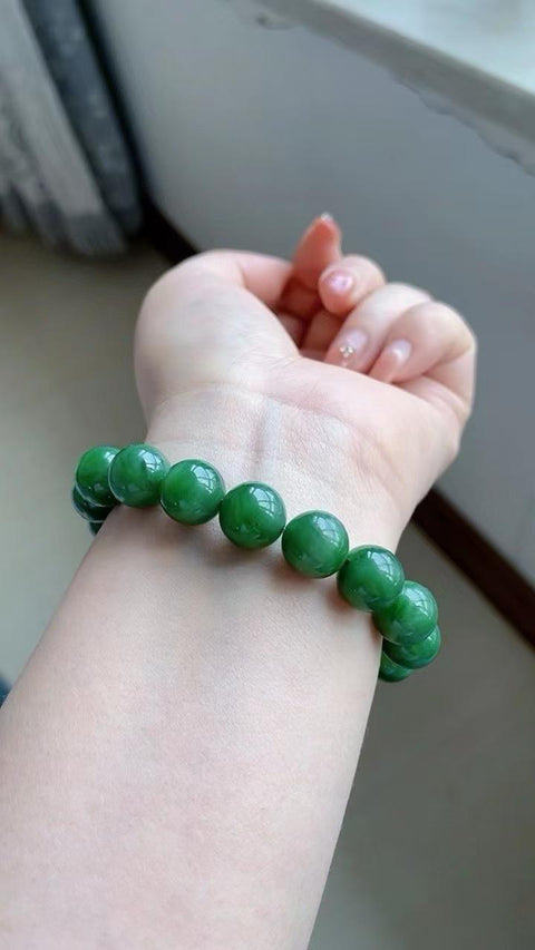 Gelang giok nefrit alami, terbuat dari material tambang lama, dengan tekstur halus dan hangat, transparansi yang sangat baik, dan bintik-bintik hitam kecil. Rasio harga-kualitas yang sangat tinggi. Ukuran 1,1 m. Termasuk ongkos kirim dan pajak.