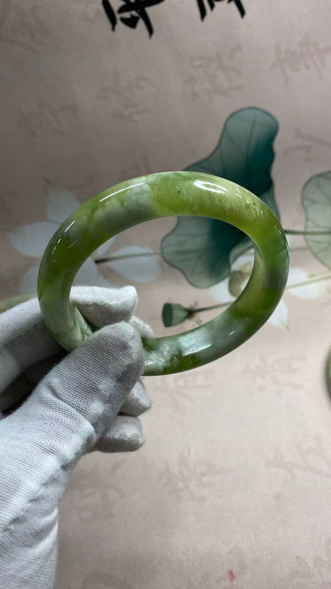 Gelang giok Xiuyan yang indah dengan kuncup hijau dan cincin giok. Diameter dalam: 61,8 mm, lebar samping: 14,3 mm. Semua batu terbentuk secara alami. Termasuk ongkos kirim dan pajak.