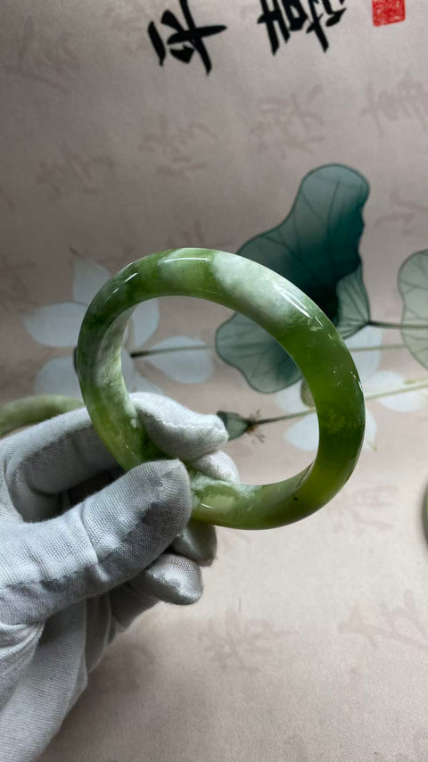 Gelang giok Xiuyan yang indah dengan kuncup hijau dan cincin giok. Diameter dalam: 61,8 mm, lebar samping: 14,3 mm. Semua batu terbentuk secara alami. Termasuk ongkos kirim dan pajak.