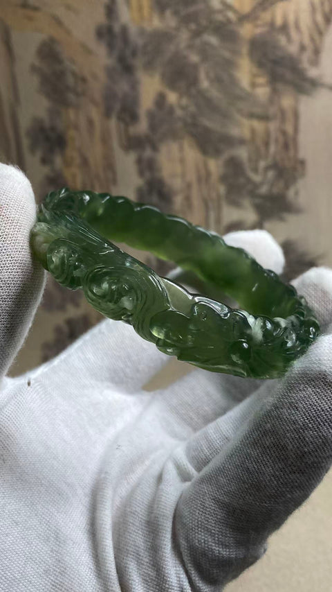 Awan Keberuntungan dan Kekayaan: Gelang giok Xiuyan yang indah dengan ukiran hijau penuh, bahan kuno, diameter dalam: 58,1 mm, lebar tepi: 13,8 mm. Semua batu terbentuk secara alami. Termasuk ongkos kirim dan pajak.