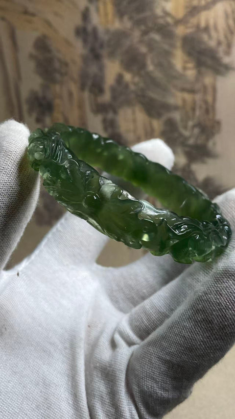 Awan Keberuntungan dan Kekayaan: Gelang giok Xiuyan yang indah dengan ukiran hijau penuh, bahan kuno, diameter dalam: 58,1 mm, lebar tepi: 13,8 mm. Semua batu terbentuk secara alami. Termasuk ongkos kirim dan pajak.