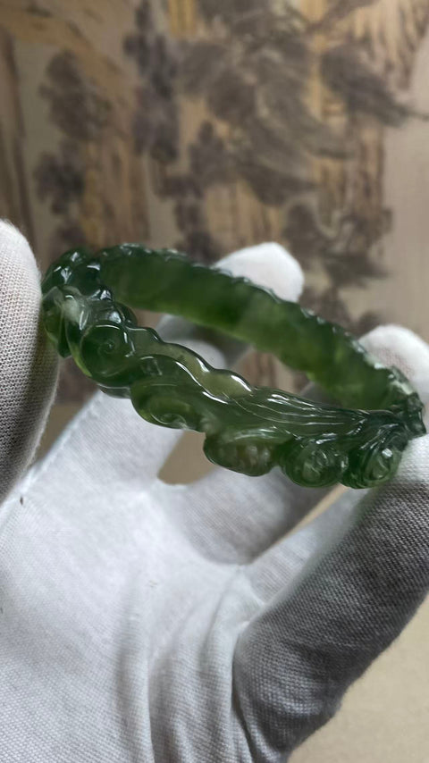 Awan Keberuntungan dan Kekayaan: Gelang giok Xiuyan yang indah dengan ukiran hijau penuh, bahan kuno, diameter dalam: 58,1 mm, lebar tepi: 13,8 mm. Semua batu terbentuk secara alami. Termasuk ongkos kirim dan pajak.