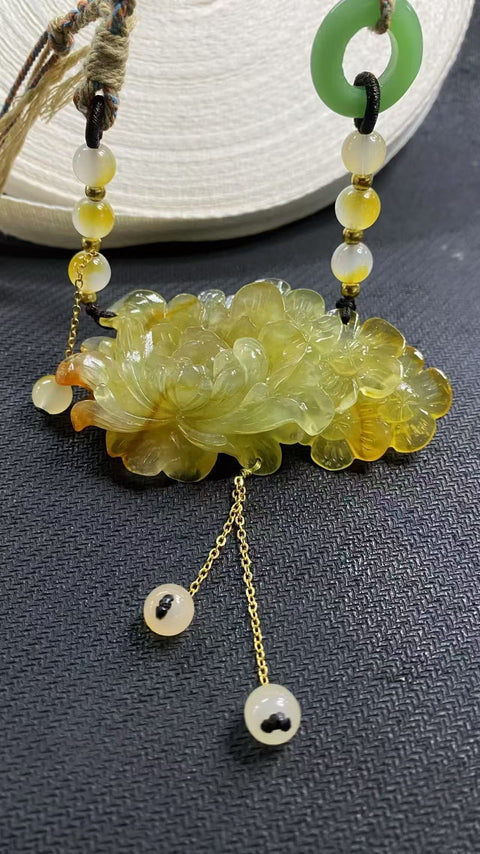 Simbol Keberuntungan Kekayaan dan Kemakmuran: Liontin Rantai Sweater Giok Bunga Xiuyan yang Indah, berwarna alami, dimensi: 78 x 43,7 mm. Termasuk ongkos kirim dan pajak.