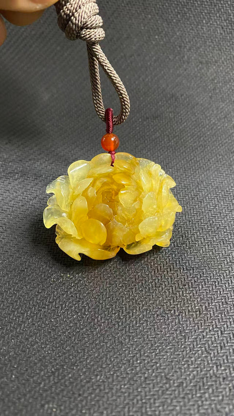 Kekayaan dan Kemakmuran yang Luar Biasa: Liontin giok Xiuyan yang indah dengan warna alami yang cantik. Ukuran: 45 x 33 mm. Harga sudah termasuk ongkos kirim dan pajak.