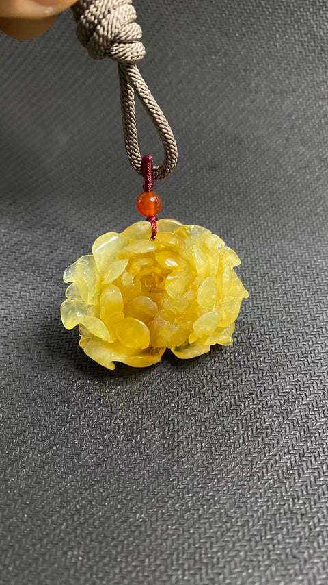 Kekayaan dan Kemakmuran yang Luar Biasa: Liontin giok Xiuyan yang indah dengan warna alami yang cantik. Ukuran: 45 x 33 mm. Harga sudah termasuk ongkos kirim dan pajak.