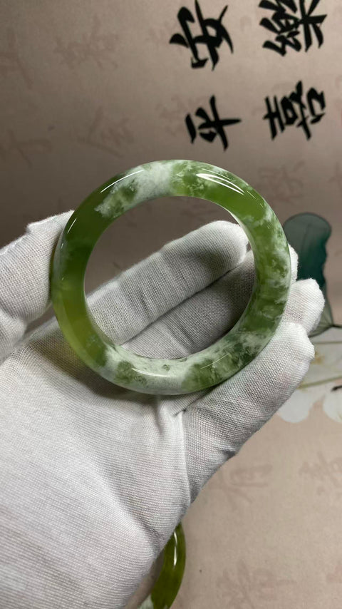 Gelang giok Xiuyan yang indah dengan kuncup hijau dan satu kuncup hijau, diameter dalam: 57mm, lebar tepi: 13,8mm. Semua batu terbentuk secara alami. Termasuk ongkos kirim dan pajak.