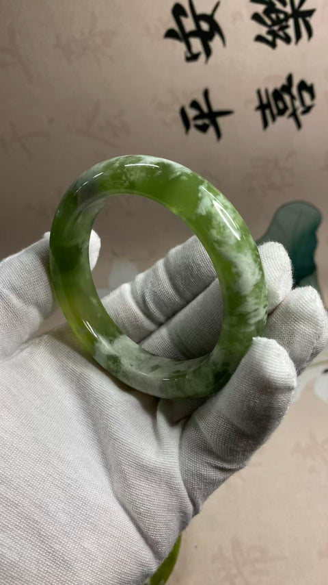 Gelang giok Xiuyan yang indah dengan kuncup hijau dan satu kuncup hijau, diameter dalam: 57mm, lebar tepi: 13,8mm. Semua batu terbentuk secara alami. Termasuk ongkos kirim dan pajak.
