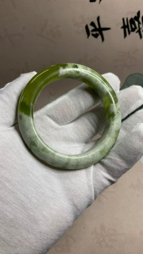 Gelang giok Xiuyan yang indah dengan kuncup hijau dan satu kuncup hijau, diameter dalam: 57,2 mm, lebar tepi: 12,9 mm. Semua batu terbentuk secara alami. Termasuk ongkos kirim dan pajak.