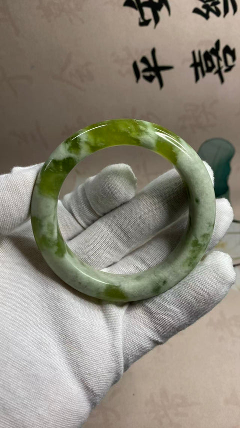 Gelang giok Xiuyan yang indah dengan kuncup hijau dan satu kuncup hijau, diameter dalam: 57,2 mm, lebar tepi: 12,9 mm. Semua batu terbentuk secara alami. Termasuk ongkos kirim dan pajak.