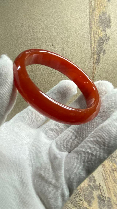Gelang kalsedon yang indah, gaya unik, terlihat cantik di pergelangan tangan. Diameter dalam: 54,5 mm, lebar: 12,5 mm. Semua batu terbentuk secara alami. Termasuk ongkos kirim dan pajak.