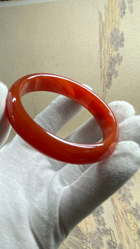 Gelang kalsedon yang indah, gaya unik, terlihat cantik di pergelangan tangan. Diameter dalam: 54,5 mm, lebar: 12,5 mm. Semua batu terbentuk secara alami. Termasuk ongkos kirim dan pajak.