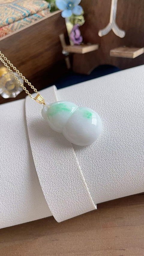 Labu giok alami, melambangkan keberuntungan dan kemakmuran, dengan kejernihan yang sangat baik, dipasang dalam emas 18 karat, dimensi 3,2 x 2,0 cm, termasuk ongkos kirim dan pajak.