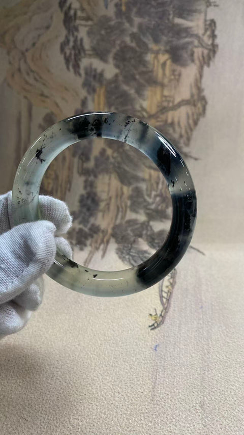 Gelang giok Xiuyan yang indah dengan dasar sedingin es dan efek lukisan tinta seperti mata air. Diameter dalam: 57,5 mm; lebar tepi: 12 mm. Semua batu terbentuk secara alami. Termasuk ongkos kirim dan pajak.