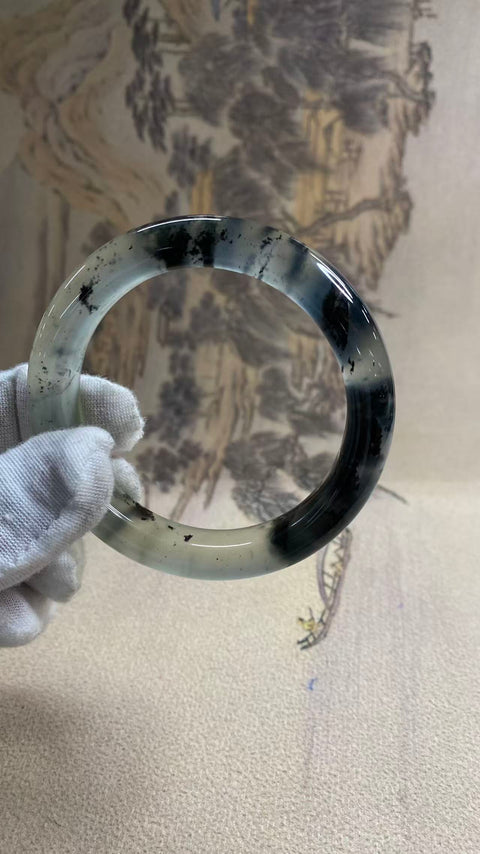 Gelang giok Xiuyan yang indah dengan dasar sedingin es dan efek lukisan tinta seperti mata air. Diameter dalam: 57,5 mm; lebar tepi: 12 mm. Semua batu terbentuk secara alami. Termasuk ongkos kirim dan pajak.