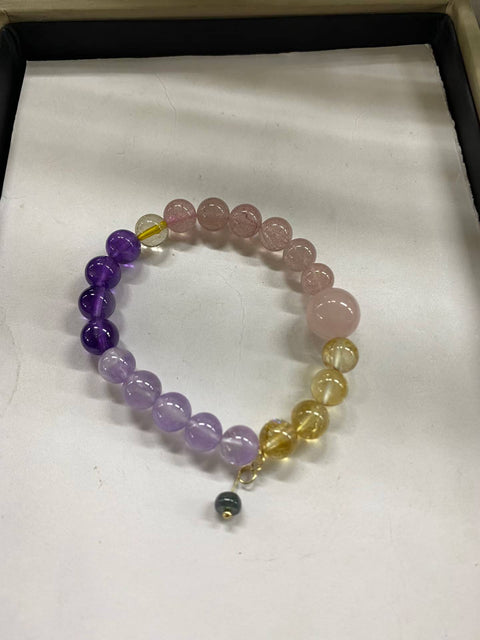 Gelang kristal, jernih dan berkilau, dengan kilau yang lembut. Ukuran: 8mm. Harga sudah termasuk ongkos kirim dan pajak.