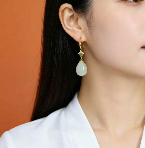 Anting-anting Tetesan Air Mata Giok Hetian Bertatahkan Perak Sterling S925  【Nomor Barang】8360-2# 【Spesifikasi】Batu Mentah: 12*16 cm Termasuk ongkos kirim dan pajak.