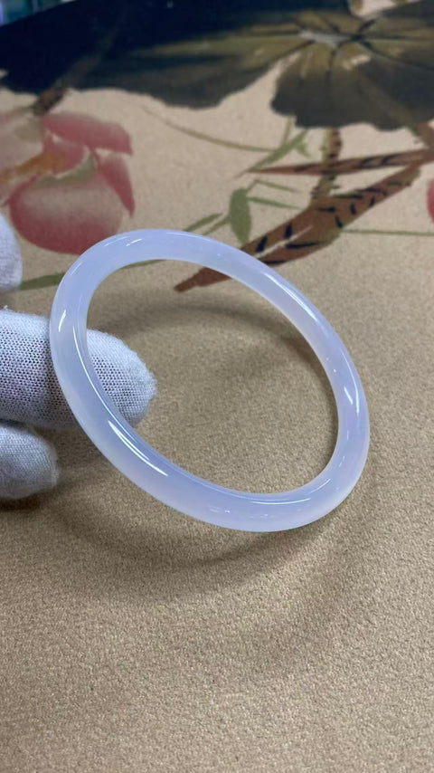 Gelang kalsedon yang indah, diameter dalam: 57mm, termasuk ongkos kirim dan pajak.