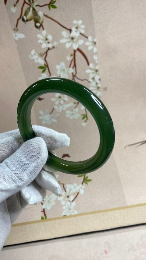 Gelang giok Xiuyan yang indah, warna hijau pekat, diameter dalam: 56,5 mm, lebar tepi: 11 mm, termasuk ongkos kirim dan pajak.