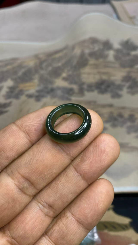 Cincin, cincin giok Xiuyan yang indah dengan warna hijau pekat, diameter dalam: 16mm, termasuk ongkos kirim dan pajak.
