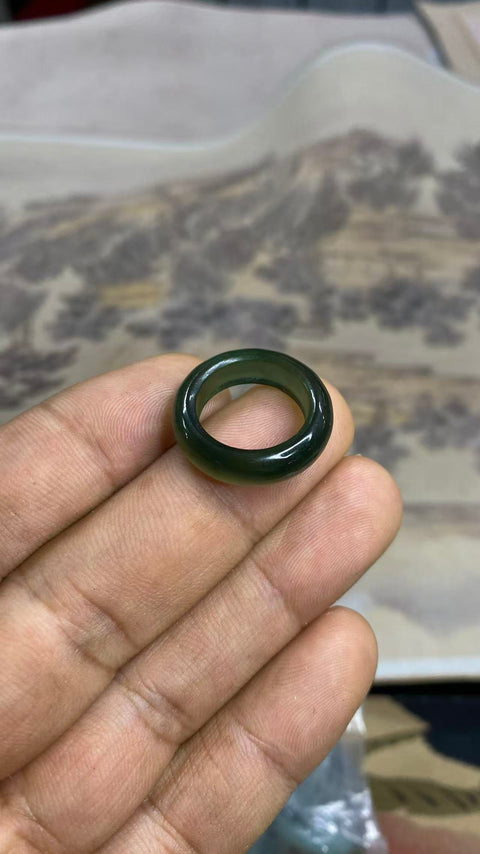 Cincin, cincin giok Xiuyan yang indah dengan warna hijau pekat, diameter dalam: 16mm, termasuk ongkos kirim dan pajak.